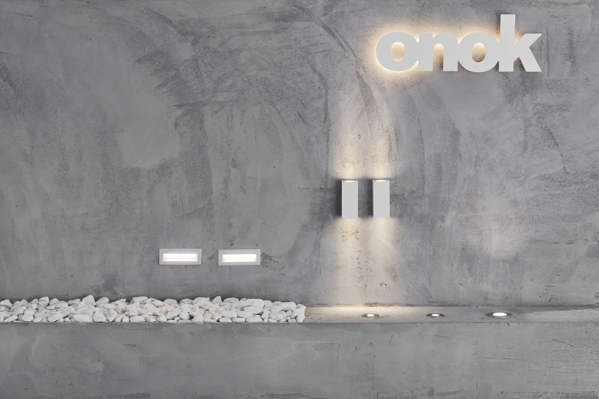 Retail – Espacio comercial con arcos y estanterías